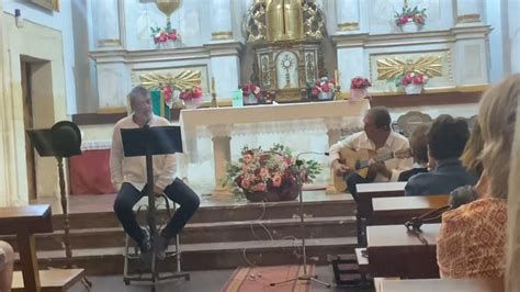 guitarra flamenca y vela en iglesia