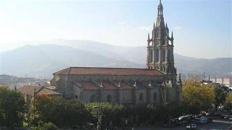 Basílica de Begoña en Bilbao: Fachada y Campanario
