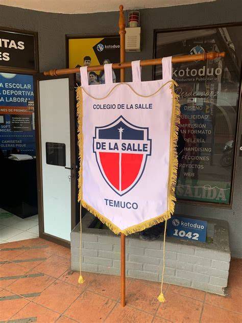 Detalle de medallas y estandartes con San Miguel y su arma como “bastón de mando”