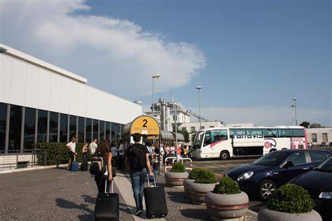 Taxi y autobús en el aeropuerto de Ciampino