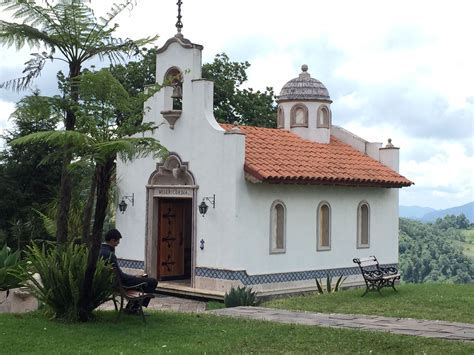 Fachada de la Capilla Vista Alegre con la escultura de Nuestra Señora de la Peña de Francia