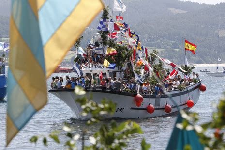 Procesión marítima con embarcaciones engalanadas en la ría de Vigo