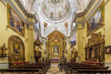 Interior de la iglesia del Hospital de la Caridad y retablo mayor