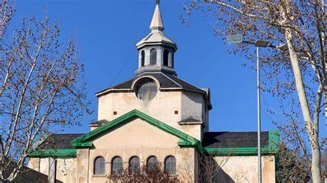 fotografía histórica del edificio y la capilla del colegio