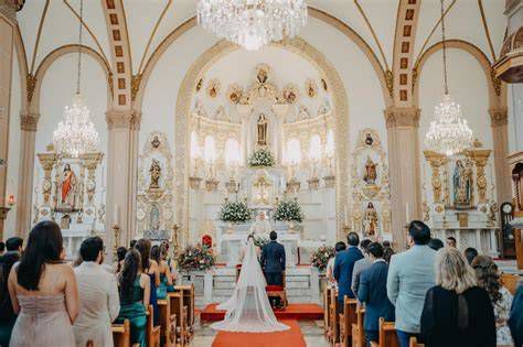 imagen de una celebración religiosa estudiantil: misa y ceremonia de First Communion