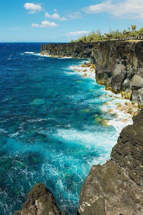 Imagen aérea de la costa volcánica y acantilados de la isla Robinson Crusoe