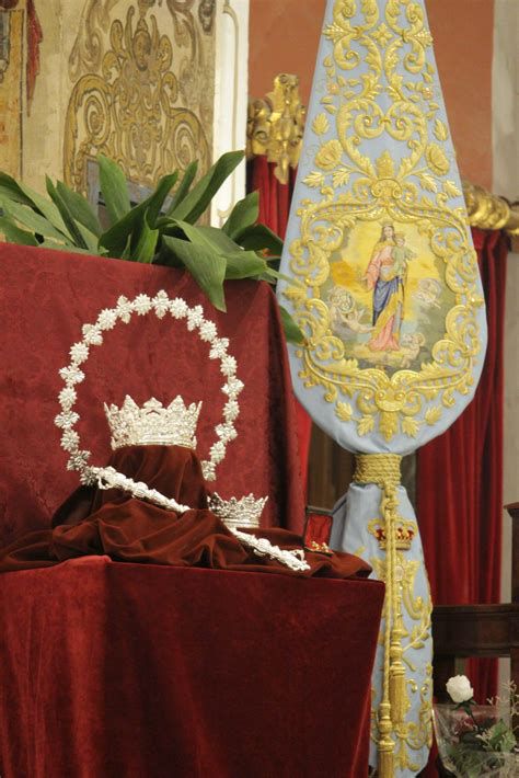 Ofrendas simbólicas a María Auxiliadora: coronas y frutos