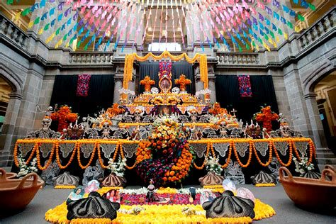 Jóvenes participantes en ofrendas y actividades de mayo en colegios salesianos