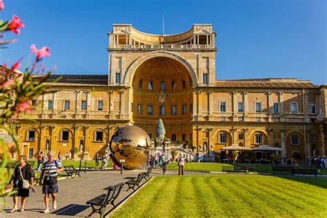 Fachada y entrada principal de los Museos Vaticanos