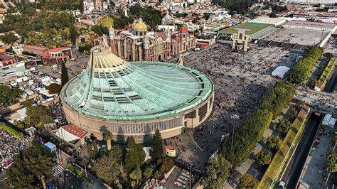 Vista aérea de la Basílica de Guadalupe y el atrio principal