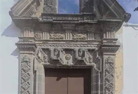 Portada barroca de la iglesia parroquial de La Camocha