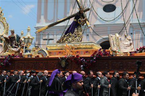 Escultura de Jesús Nazareno con la cruz en procesión