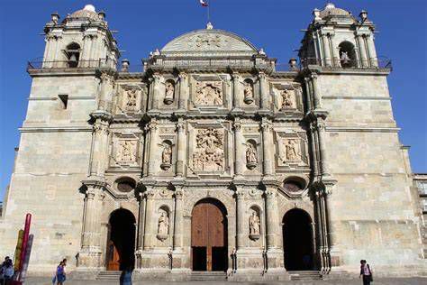 Portada barroca de la Catedral de Oaxaca con relieve de la Asunción