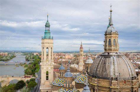 Vistas desde la torre del Pilar: cúpulas y río Ebro