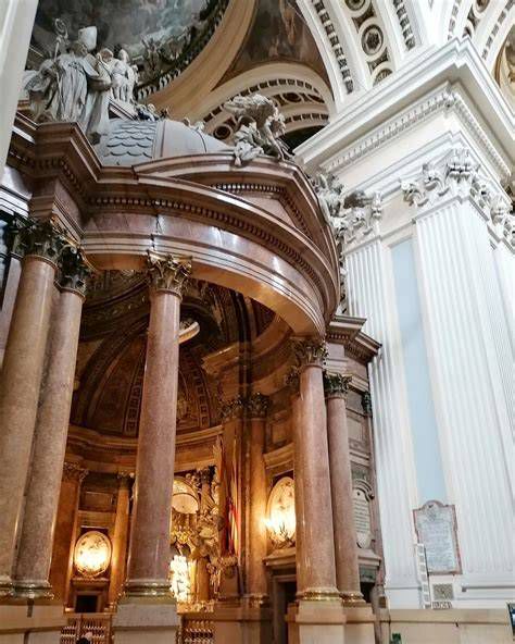 Interior de la Basílica: Santa Capilla y templete del Pilar