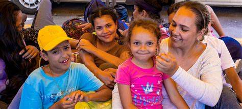 Voluntarios compartiendo con familias migrantes