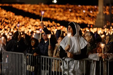 Basílica y peregrinos en un santuario mariano