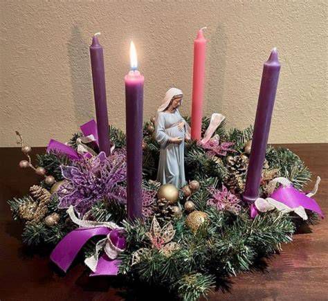 Corona de Adviento con imagen de la Virgen de la Dulce Espera