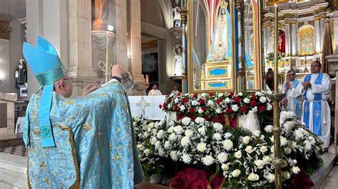 Santuario con devotos durante la fiesta de la Virgen de la Dulce Espera