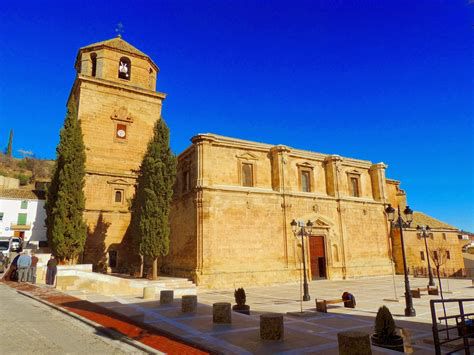 fachada sur renacentista e torre de la iglesia de Huelma