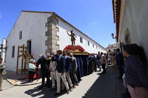 Imagen de San Isidro Labrador en procesión y fieles en torno a la ermita