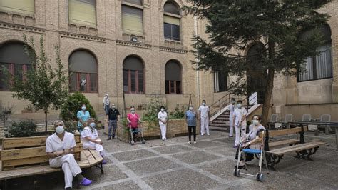 Patio de la Casa de Amparo de Zaragoza con ancianos y monjas