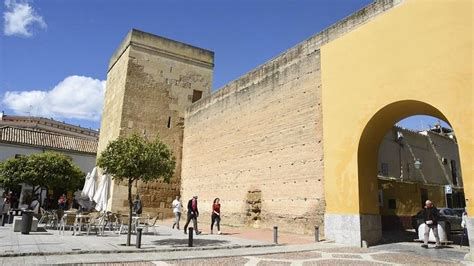 Arco de las Caballerizas y paso de la Hermandad de la Pasión