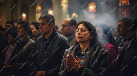 Gente orando en comunidad