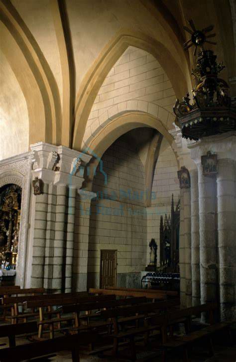 Detalle de sepulcros y heráldica en la nave central