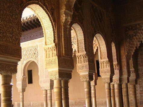 Detalle de las columnas y arcos interiores