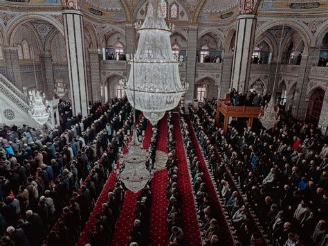 fieles rezando Fajr en congregación dentro de una mezquita