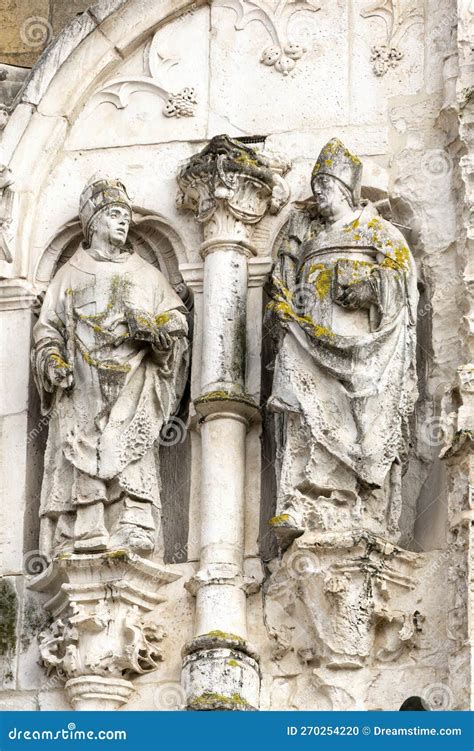 fachada y estatuas de santos en la Hofkirche