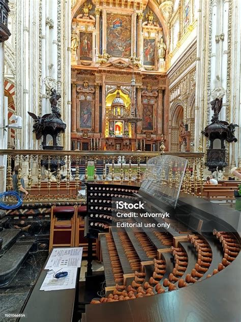 interior barroco con altar mayor y órgano Silbermann