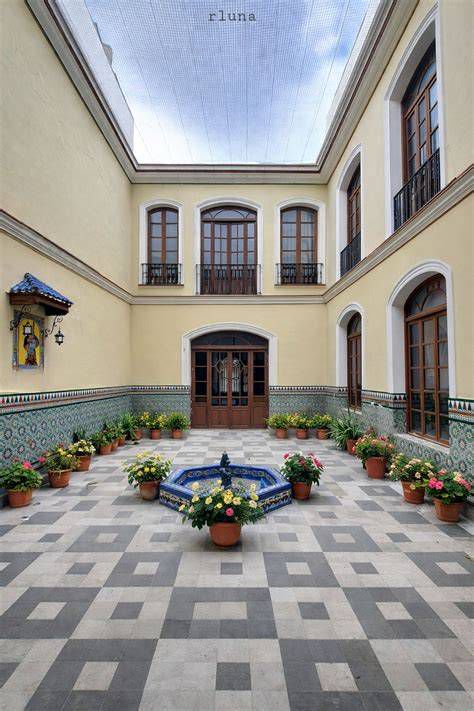Fachada historicista del edificio en Paseo de los Jesuitas 11