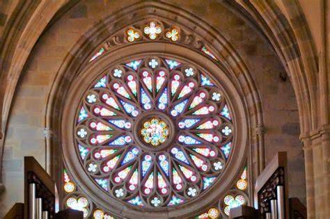 Vitrales y rosetón de la iglesia Nuestra Señora de Lourdes (detalle interior)
