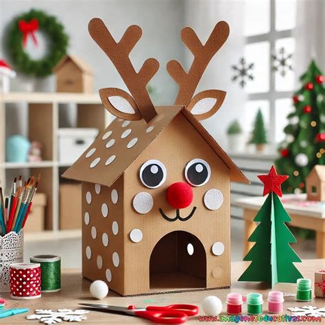 Niños realizando manualidades navideñas con materiales reciclados
