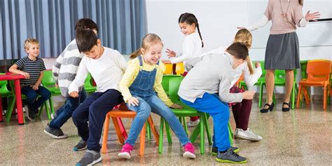 Niños jugando al juego de las sillas musicales navideñas