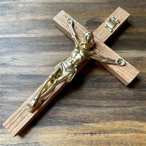 Crucifijo con la inscripción INRI tallada en madera de olivo