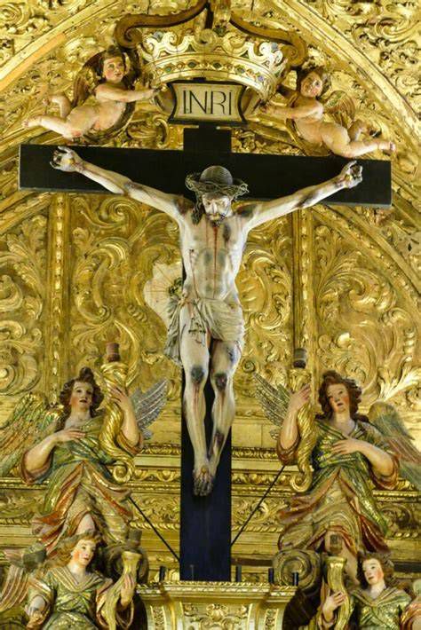Detalle del titulus INRI en un crucifijo clásico