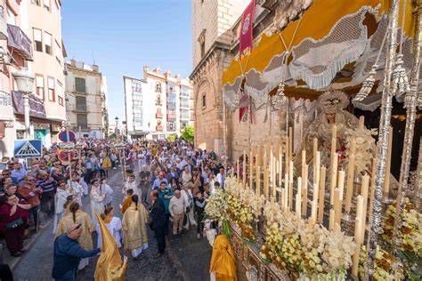 Procesión de El Resucitado en Jaén, mujeres portando el paso