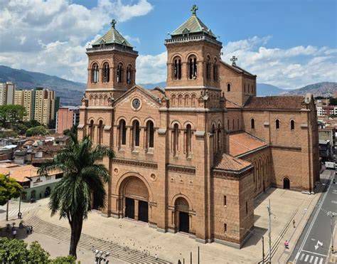 Fachada y detalles arquitectónicos de la Catedral Basílica Metropolitana de Medellín