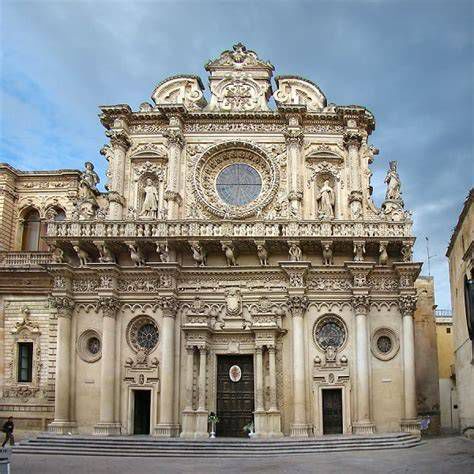 Fachada barroca de la Iglesia de Santa Isabel en alabastro