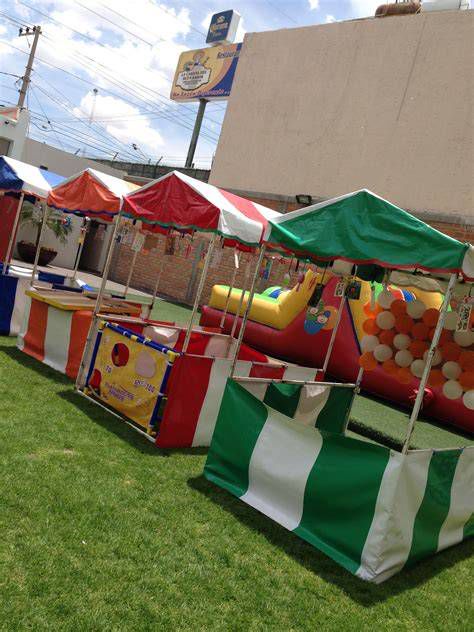 Carpa de feria con actividades infantiles y puestos artesanía