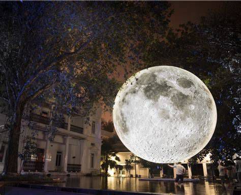 Instalación del Museo de la Luna de Luke Jerram en espacio público iluminado