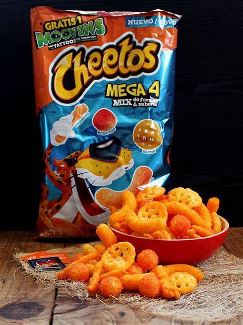 Infografía mostrando ejemplos de Cheetos con formas peculiares vendidos en eBay y sus precios