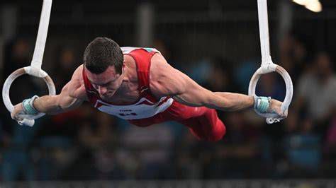 anillas de gimnasia colgadas en estructura sólida