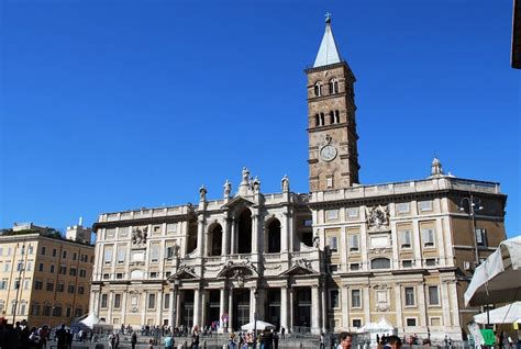 Fachada barroca y torres de la Basílica de Santa María