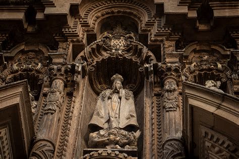 Efecto óptico y detalle escultórico de la Virgen en la puerta principal de la Basílica
