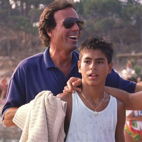 Julio Iglesias junto a fans y familiares