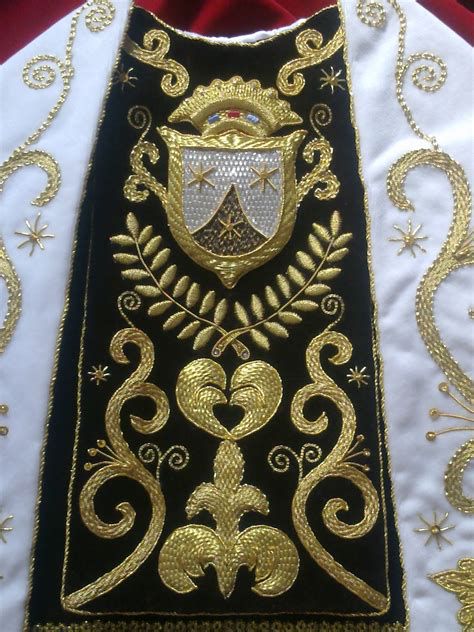 Detalle del bordado litúrgico: diseño del terno para la Virgen de los Dolores